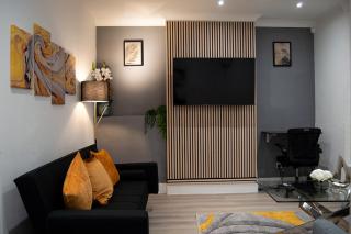Modern 5 bedroom all en-suite south London - 0