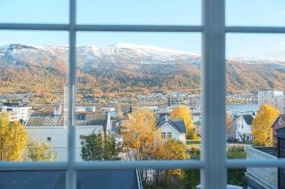 Modern and Stunning House View - 9