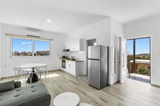 Stylish Sunny Sea-View Apartment in Central Peyia - 0