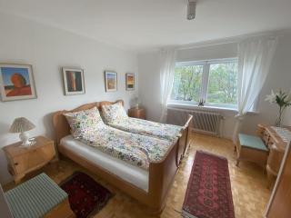 Charming Retreat with Stunning Views for 9 Guests - 4