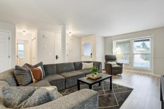 Modern 6BR Home in Briargate - Pet Friendly - 4