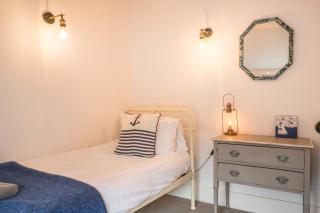 Charming 2BR Secret Cottage, Walk to the Sea - 8