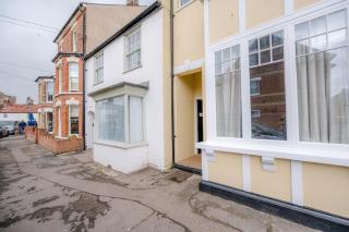 Charming 2BR Secret Cottage, Walk to the Sea - 6