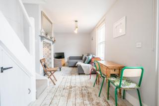 Charming 2BR Secret Cottage, Walk to the Sea - 5