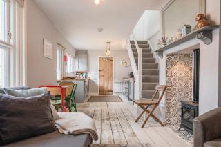 Charming 2BR Secret Cottage, Walk to the Sea - 4