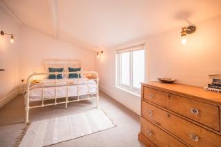 Charming 2BR Secret Cottage, Walk to the Sea - 3