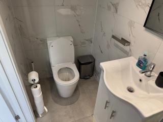 Top Floor Spacious Flat - 8