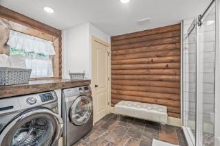 Log Cabin Sleeps 6 Woodsy Retreat! - 5