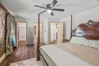Log Cabin Sleeps 6 Woodsy Retreat! - 4