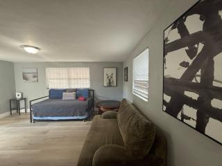 Modern cozy home with private patio - Sleeps 6 - 5