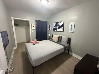 Modern cozy home with private patio - Sleeps 6 - 4