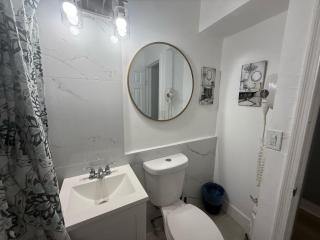 Modern cozy home with private patio - Sleeps 6 - 2