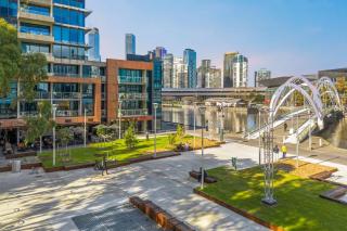 Modern 3BR Melbourne Waterfront Apartment with Resort Amenities in Docklands - 0