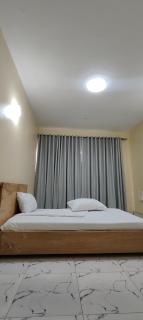 1 minute walk to Victoria Mall - 4