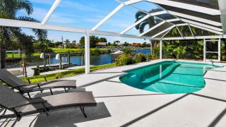 Mei Jing – Waterfront Pool and Tiki Hut-must see - 9