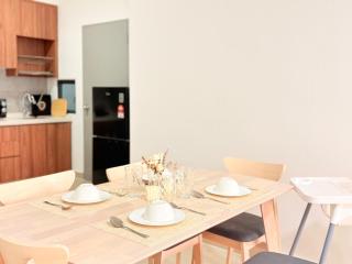 Perfect for Families & Larger Groups, KL MRT- M Vertica - 5