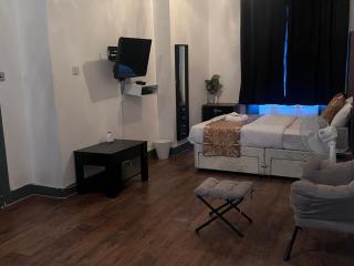 Luxury 5-Bedroom Home Opposite Arsenal Stadium - 1