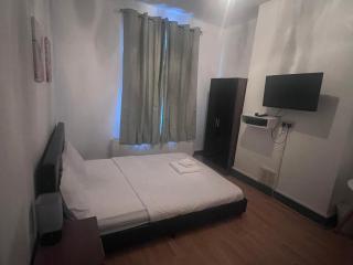 Luxury 5-Bedroom Home Opposite Arsenal Stadium - 4