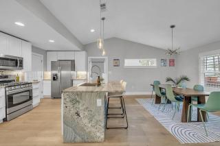 East Austin Getaway - 4BR - BBQ - Cowboy Pool - DT - 3