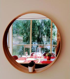 Romantic lakehouse at Glen Waverley - 9