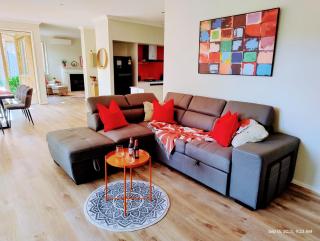 Romantic lakehouse at Glen Waverley - 8
