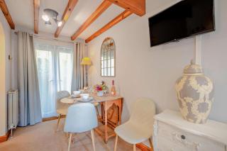 Stones Throw Cottage - 2