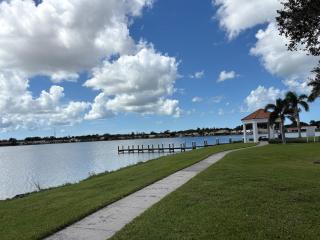 Luxury Naples 3 Bed, 2 Bath Condo- lake views! - 2