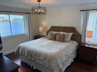 Luxury Naples 3 Bed, 2 Bath Condo- lake views! - 1