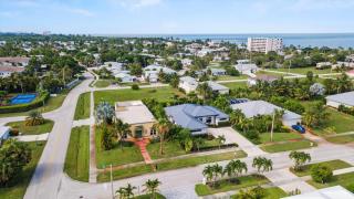 Luxurious & tropical 3-Bedroom coastal pool home - 9