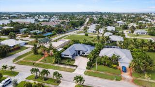 Luxurious & tropical 3-Bedroom coastal pool home - 7