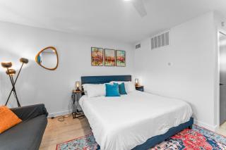 Prime SoCo boutique studios with laundry WiFi 7 Min to DT - 3