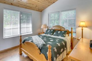 On-Site Fishing and Watercrafts Cabin on Long Lake - 1