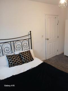 Deluxe 5 bedroom house in Harrow, Parking, 25mins to Central London - 0