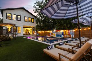 Luxury Downtown Retreat with Pool and Hot Tub, 6Bdr - 3