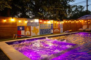 Luxury Downtown Retreat with Pool and Hot Tub, 6Bdr - 7