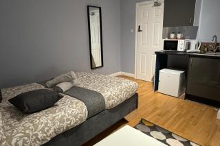 Studio - Sleeps 2 - Parking - Close to Paddington - 5