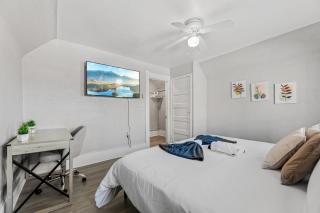 King Bed 2 TVs Fast Wifi Pet Friendly! - 4