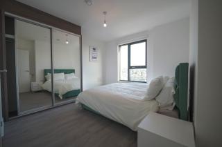 Modern 2BR Wembley Apartment Stadium Views and Balcony - London - 6