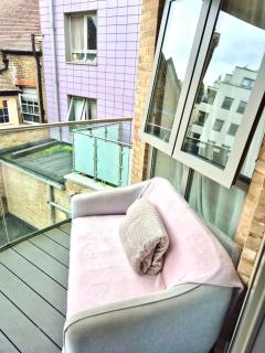 Discounted Monthly Rate - 1 Bed Flat in Fulham Broadway with Private Balcony near Parsons Green, West Brompton, West Kensington - 3