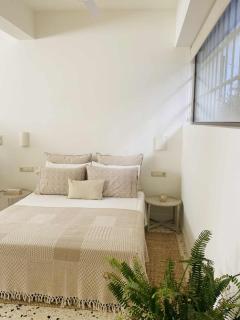 Stylish & bright semi basement studio - 6