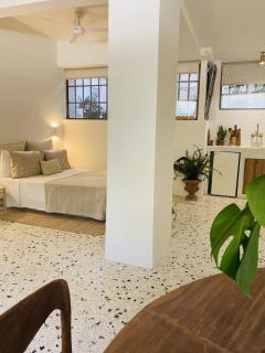 Stylish & bright semi basement studio - 4