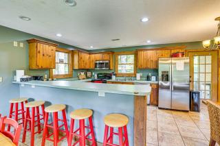23 Mi to Mohican SP Group-Ready Lodge with Hot Tub - 1