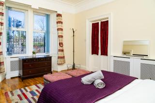 Luxury 4BR, Free Parking, Near Beach, Sleeps 8 - 9