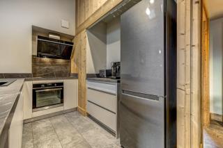 Stylish 4BR Chalet with Terrace and Mountain Views - 4
