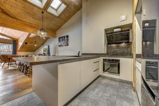 Stylish 4BR Chalet with Terrace and Mountain Views - 3