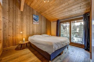 Stylish 4BR Chalet with Terrace and Mountain Views - 1