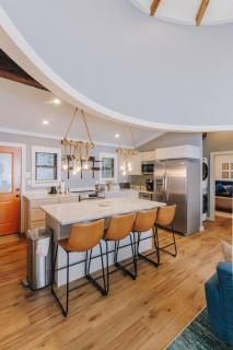 New Unique Silo with Hot Tub & King Beds Sleeps 6 - 9