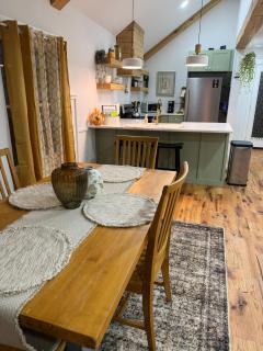 Charming Cabin with Fireplace, Fire Pit, 2 minutes to downtown - 9