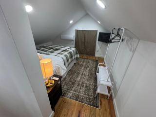 Charming Cabin with Fireplace, Fire Pit, 2 minutes to downtown - 4