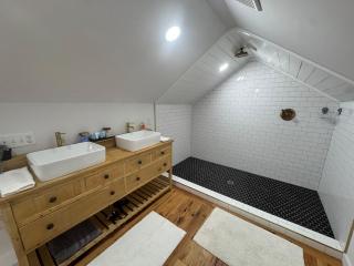 Charming Cabin with Fireplace, Fire Pit, 2 minutes to downtown - 2